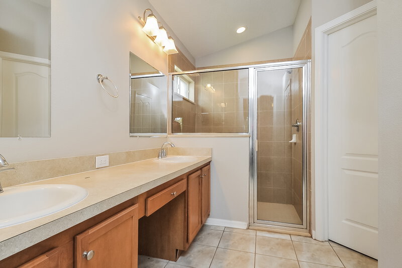 2,435/Mo, 2537 Peekskill Rd Valrico, FL 33594 Main Bathroom View