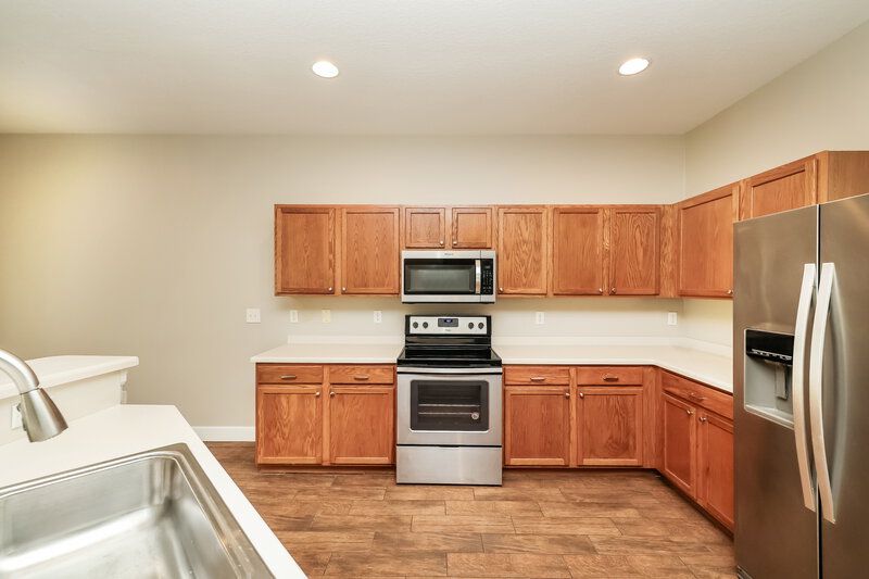 2,260/Mo, 742 Star Pointe Dr Seffner, FL 33584 Kitchen View 2