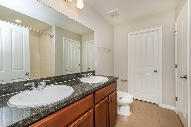 2,280/Mo, 10713 Southern Forest Dr Riverview, FL 33578 Main Bathroom View