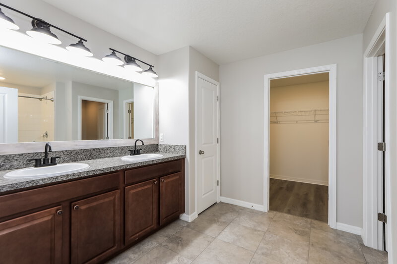 2,145/Mo, 7005 Trent Creek Dr Ruskin, FL 33573 Main Bathroom View