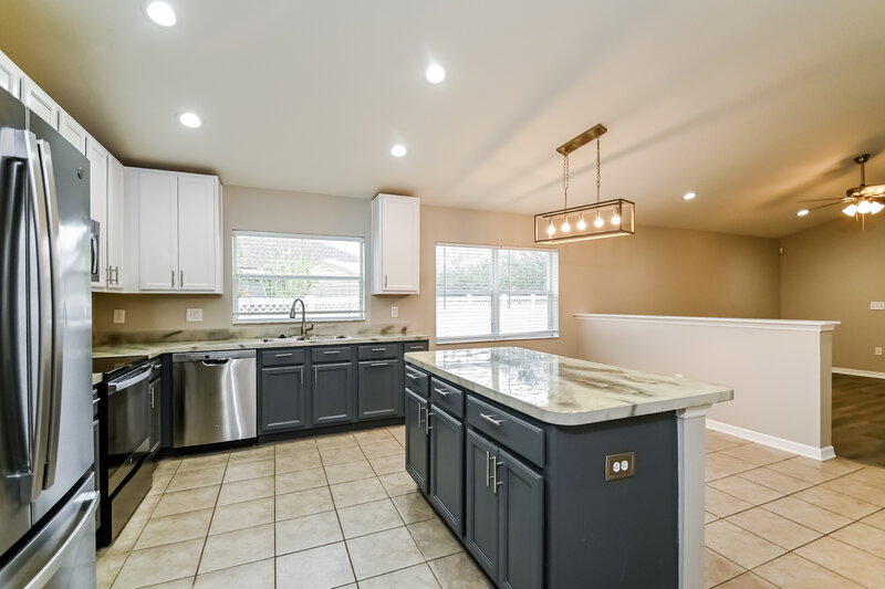 2,225/Mo, 315 Delwood Breck St Ruskin, FL 33570 Kitchen View