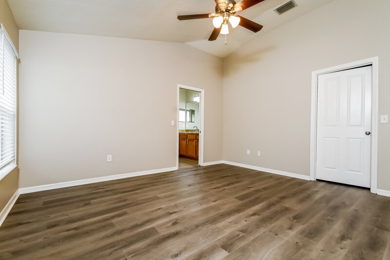 2,225/Mo, 315 Delwood Breck St Ruskin, FL 33570 Main Bedroom View 2