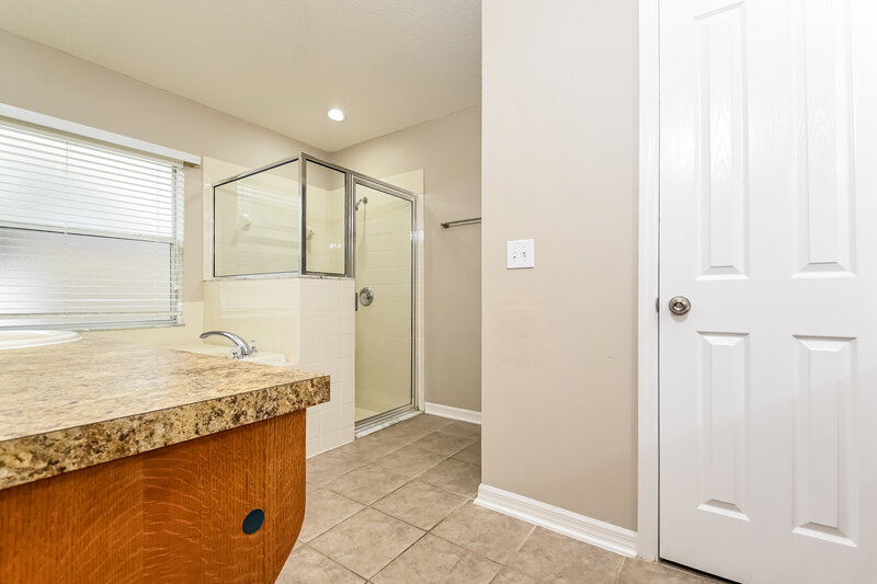 2,225/Mo, 315 Delwood Breck St Ruskin, FL 33570 Main Bathroom View