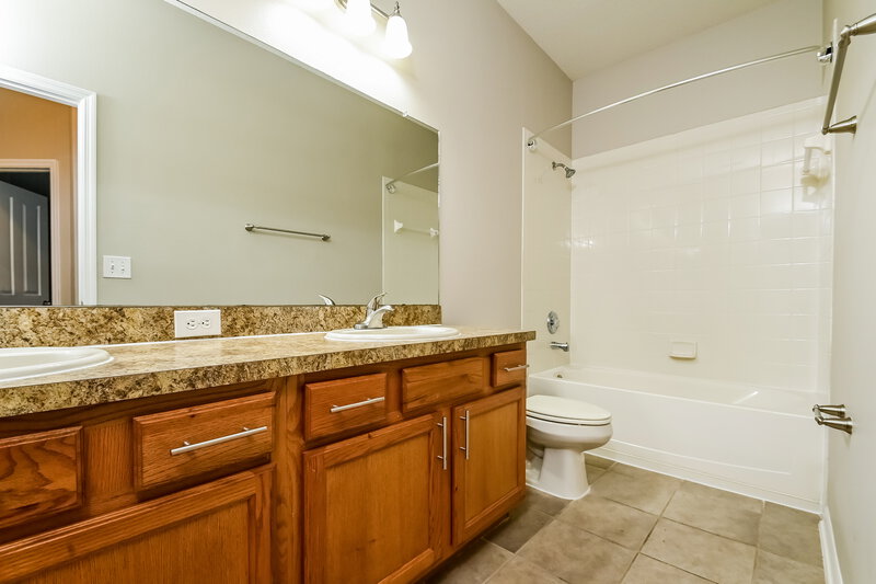 2,225/Mo, 315 Delwood Breck St Ruskin, FL 33570 Bathroom View