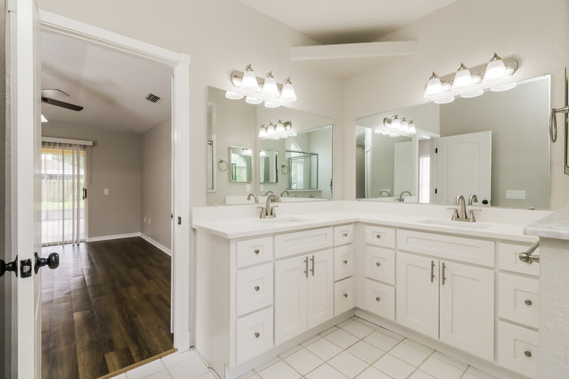 3,910/Mo, 1837 Tangledvine Dr Zephyrhills, FL 33543 Main Bathroom View