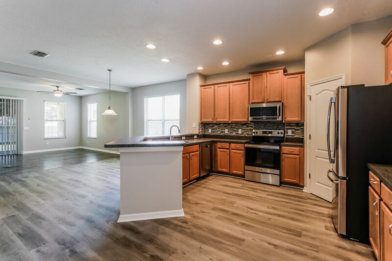 2,210/Mo, 7912 Camden Woods Dr Tampa, FL 33619 Kitchen View 2