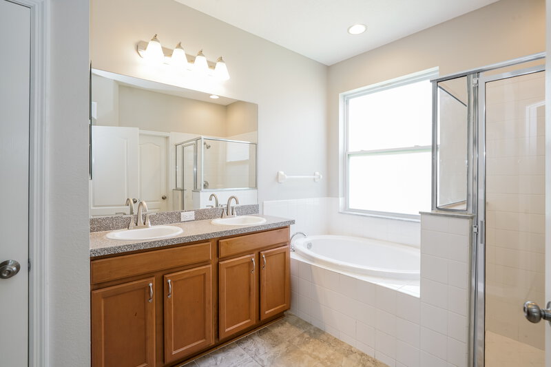 2,210/Mo, 7912 Camden Woods Dr Tampa, FL 33619 Main Bathroom View