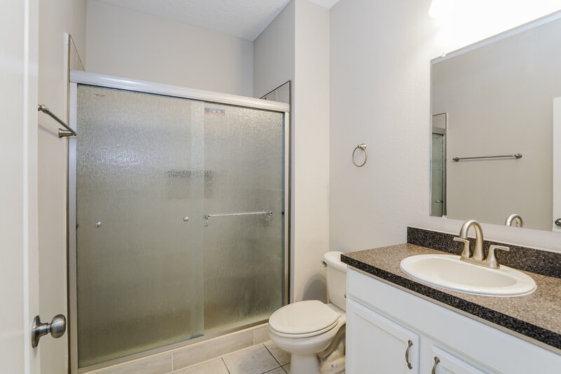 2,210/Mo, 7912 Camden Woods Dr Tampa, FL 33619 Bathroom View