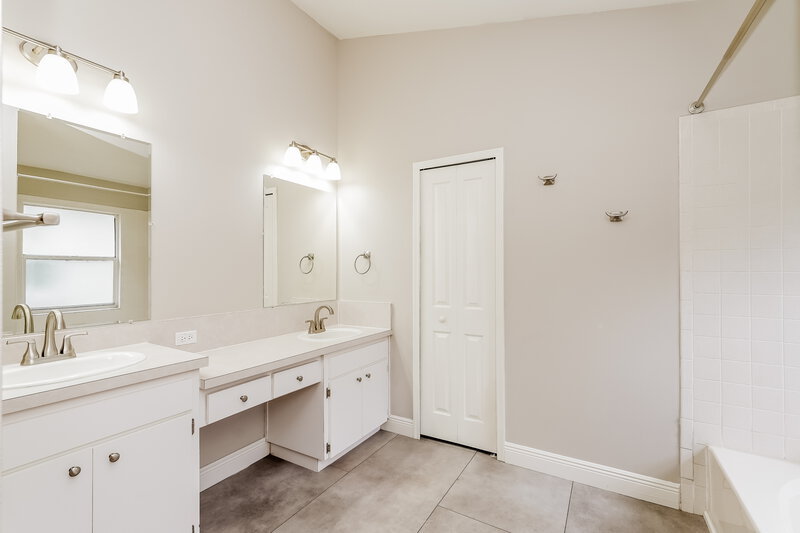 2,350/Mo, 1745 Kirtley Dr Brandon, FL 33511 Main Bathroom View