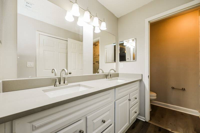 2,025/Mo, 213 Belfort Pl Valrico, FL 33594 Main Bathroom View