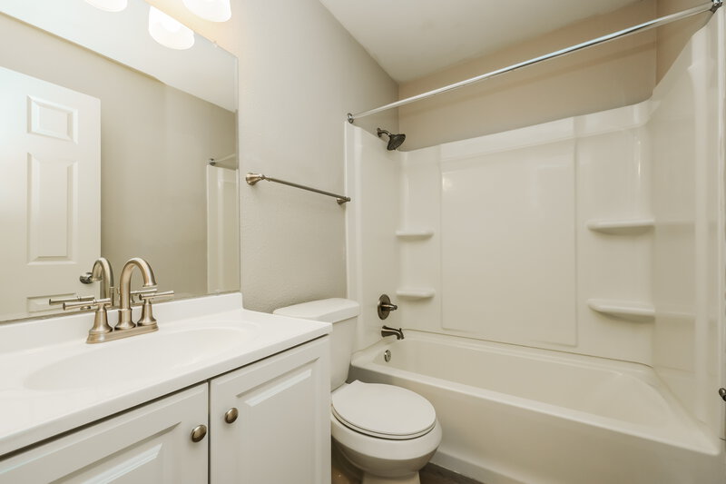 2,025/Mo, 213 Belfort Pl Valrico, FL 33594 Bathroom View