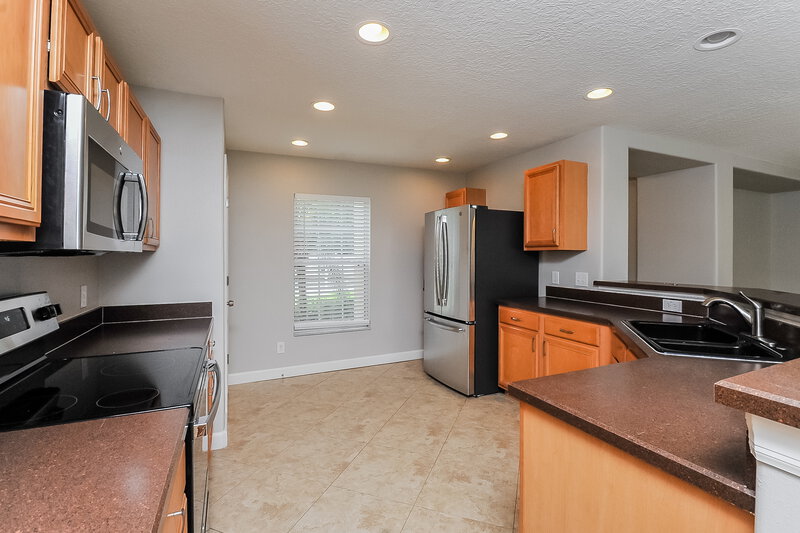 2,565/Mo, 10603 Marsanne Pl Riverview, FL 33578 Kitchen View 2