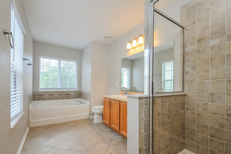 2,565/Mo, 10603 Marsanne Pl Riverview, FL 33578 Main Bathroom View