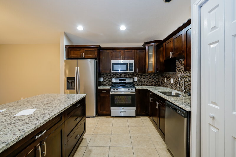 3,760/Mo, 603 Wave Crest Cir Valrico, FL 33594 Kitchen View 2