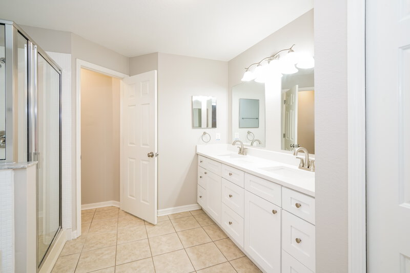 3,760/Mo, 603 Wave Crest Cir Valrico, FL 33594 Main Bathroom View