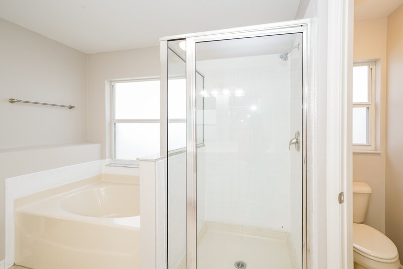 3,760/Mo, 603 Wave Crest Cir Valrico, FL 33594 Main Bathroom View 2