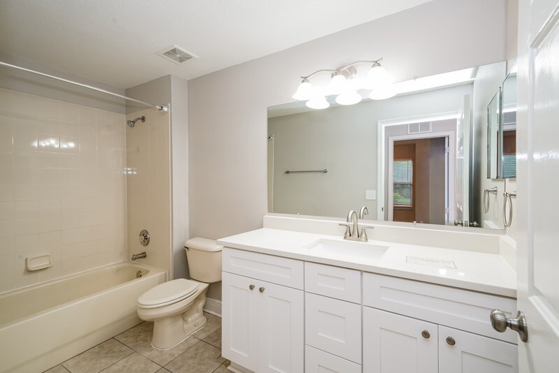 3,760/Mo, 603 Wave Crest Cir Valrico, FL 33594 Bathroom View