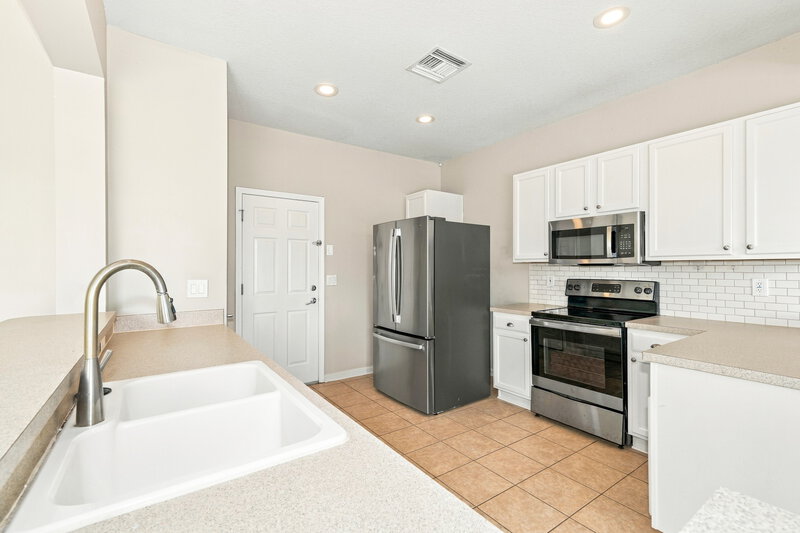 2,240/Mo, 13945 Crater Cir Hudson, FL 34669 Kitchen View