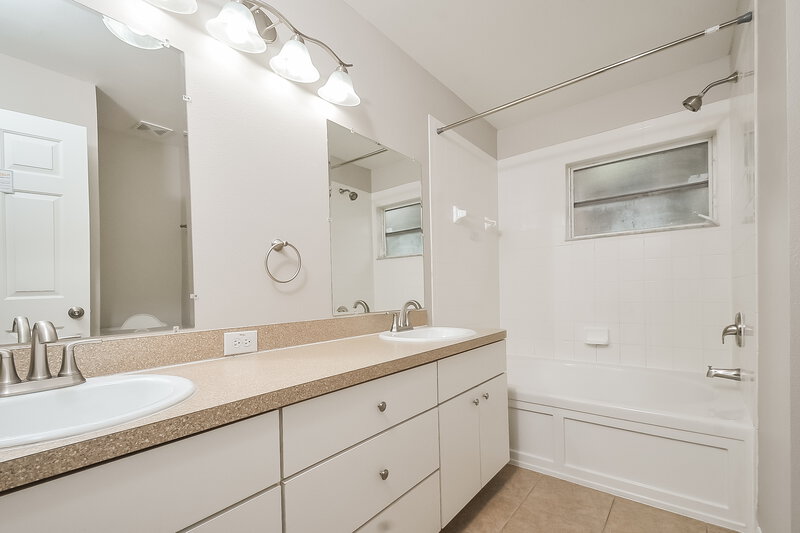 2,410/Mo, 6917 Summer Harbor Ln Riverview, FL 33578 Main Bathroom View