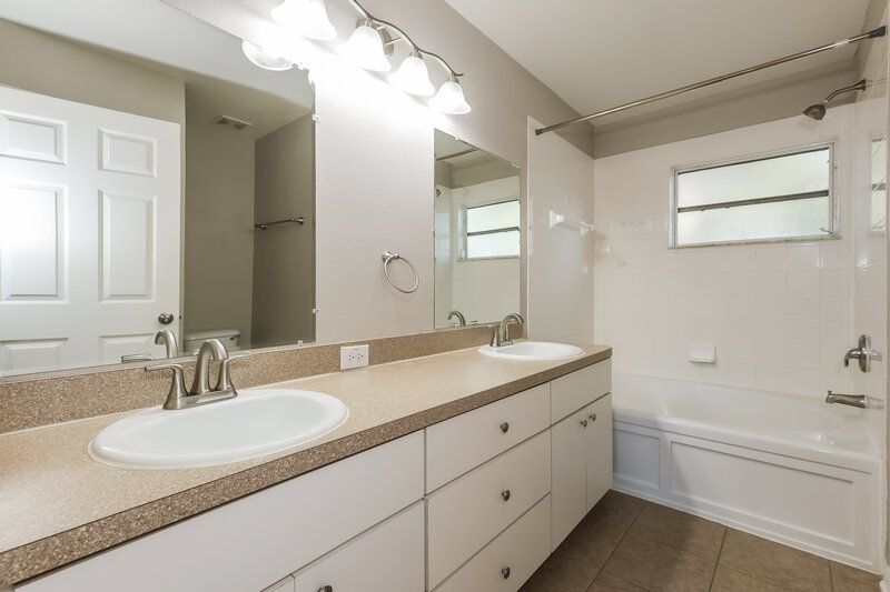 2,260/Mo, 6917 Summer Harbor Ln Riverview, FL 33578 Main Bathroom View