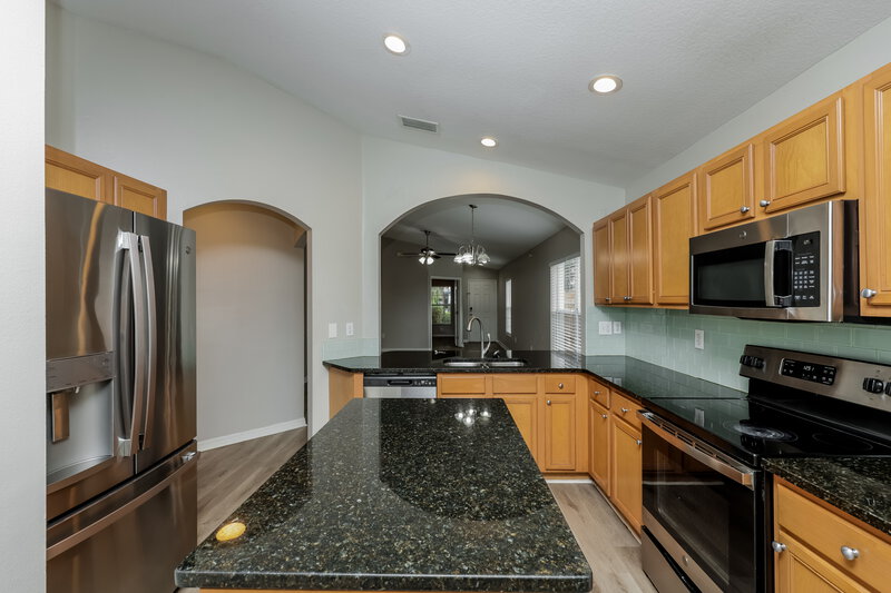 2,175/Mo, 447 Maple Pointe Dr Seffner, FL 33584 Kitchen View