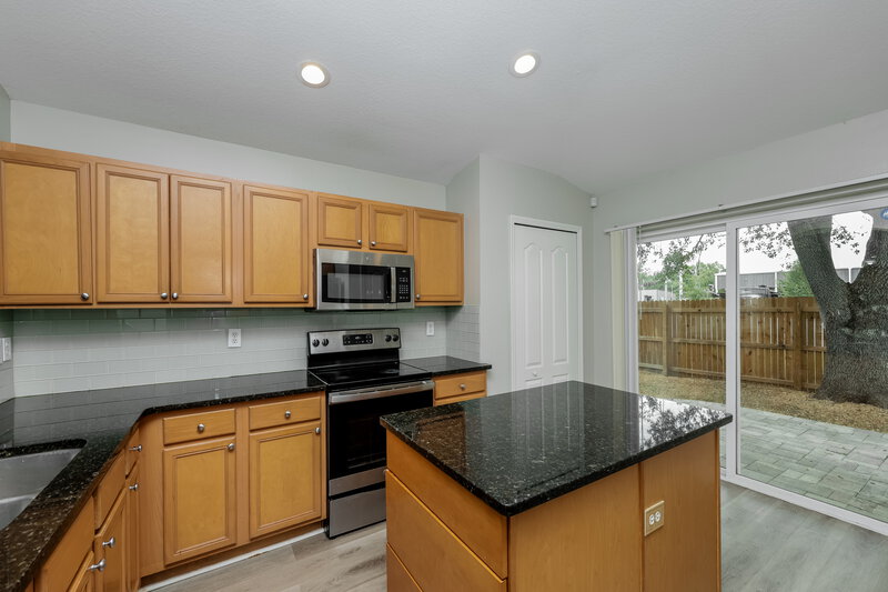 2,175/Mo, 447 Maple Pointe Dr Seffner, FL 33584 Kitchen View 2