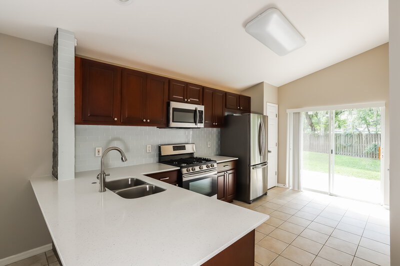 2,200/Mo, 14911 Stag Creek Cir Lutz, FL 33559 Kitchen View 2
