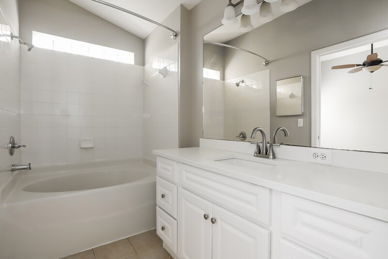 2,200/Mo, 14911 Stag Creek Cir Lutz, FL 33559 Main Bathroom View