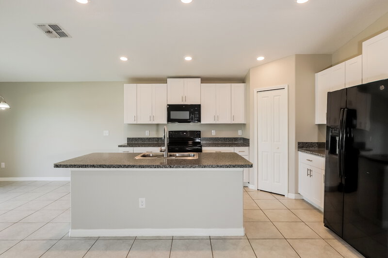 2,365/Mo, 13605 Willow Bluestar Loop Riverview, FL 33579 Kitchen View 2