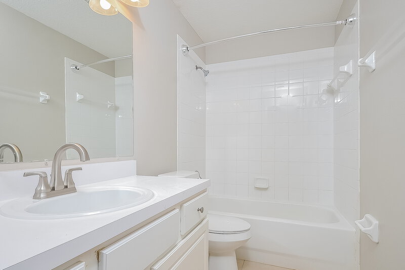 2,395/Mo, 10313 Hunters Haven Blvd Riverview, FL 33578 Main Bathroom View