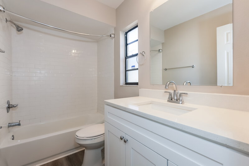 2,075/Mo, 813 Regal Palm Ct Brandon, FL 33510 Main Bathroom View