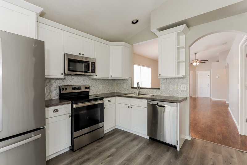 2,165/Mo, 5862 Wrenwater Dr Lithia, FL 33547 Kitchen View 2