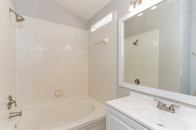 2,165/Mo, 5862 Wrenwater Dr Lithia, FL 33547 Main Bathroom View