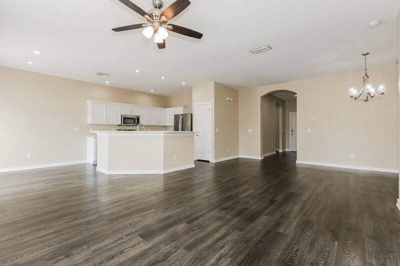 2,115/Mo, 516 Magnolia Pointe Ct Seffner, FL 33584 Living Room View 2