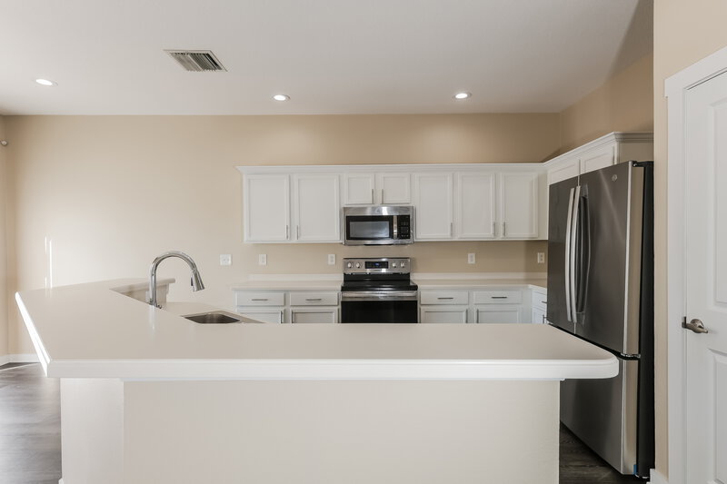 2,115/Mo, 516 Magnolia Pointe Ct Seffner, FL 33584 Kitchen View