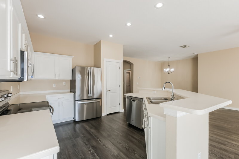 2,115/Mo, 516 Magnolia Pointe Ct Seffner, FL 33584 Kitchen View 2