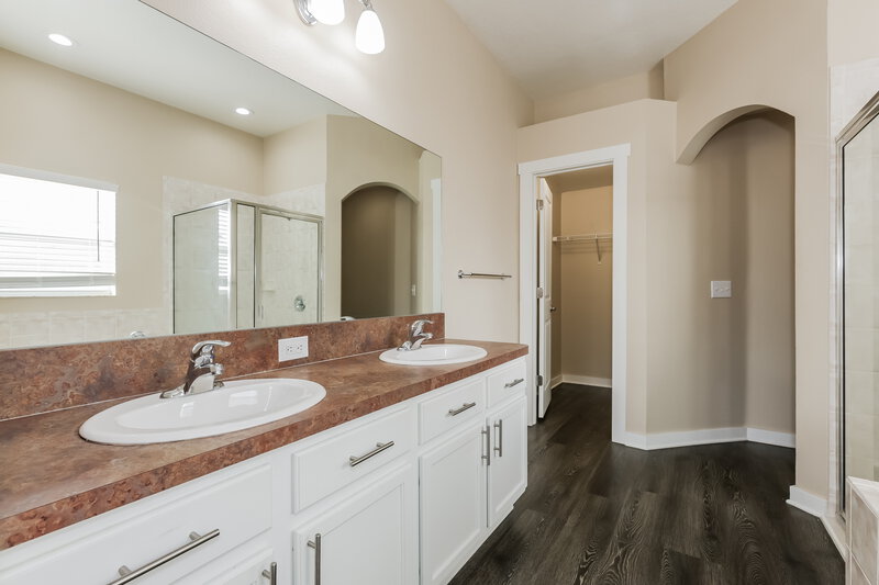 2,115/Mo, 516 Magnolia Pointe Ct Seffner, FL 33584 Main Bathroom View