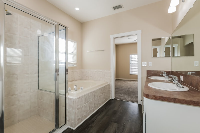 2,115/Mo, 516 Magnolia Pointe Ct Seffner, FL 33584 Main Bathroom View 2