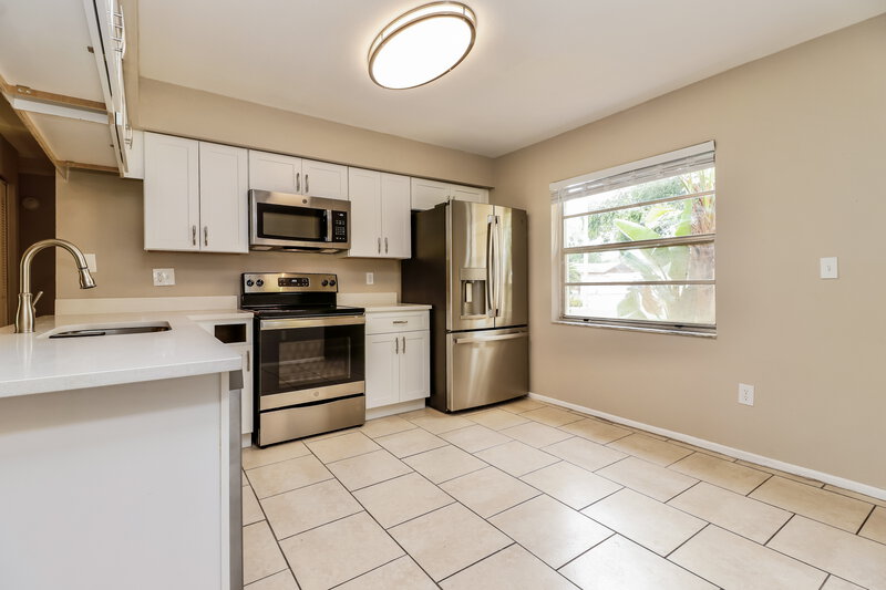 2,415/Mo, 4910 Hi Vista Cir Tampa, FL 33625 Kitchen View