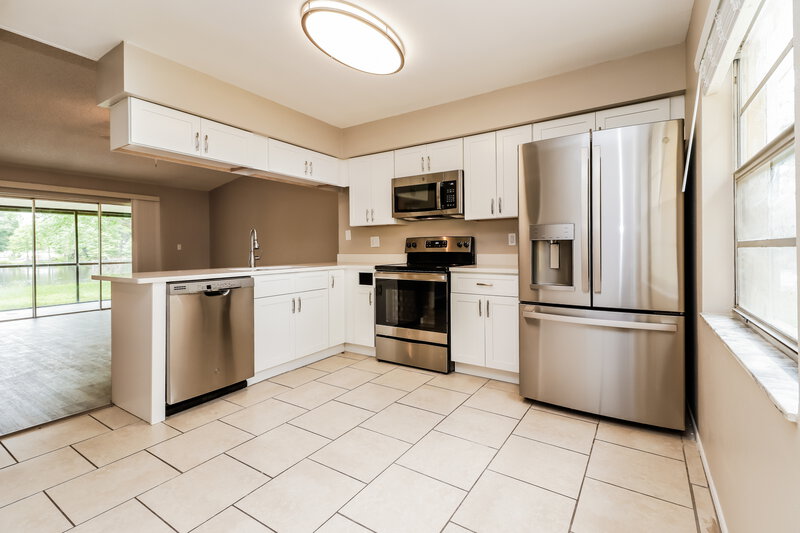 2,415/Mo, 4910 Hi Vista Cir Tampa, FL 33625 Kitchen View 2