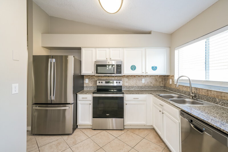 1,990/Mo, 30927 Midtown Ct Wesley Chapel, FL 33545 Kitchen View