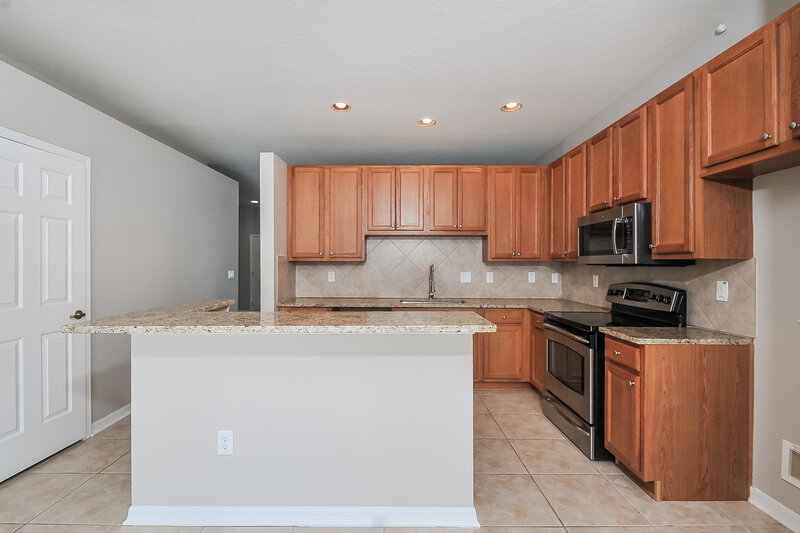 2,170/Mo, 912 15th St NE Ruskin, FL 33570 Kitchen View