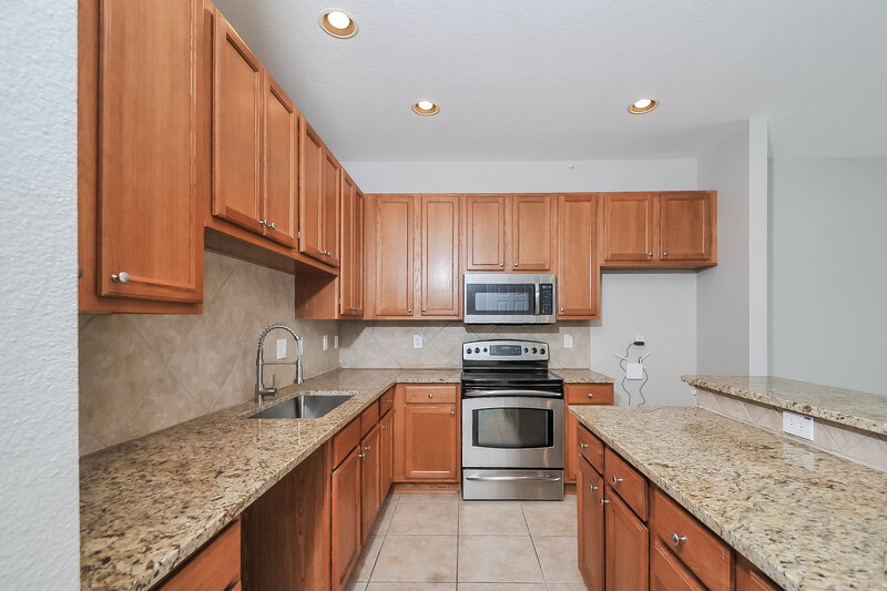 2,170/Mo, 912 15th St NE Ruskin, FL 33570 Kitchen View 2
