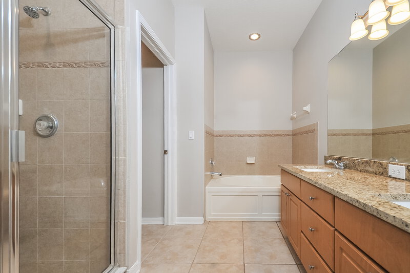 2,170/Mo, 912 15th St NE Ruskin, FL 33570 Main Bathroom View