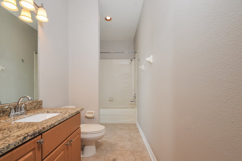 2,170/Mo, 912 15th St NE Ruskin, FL 33570 Bathroom View