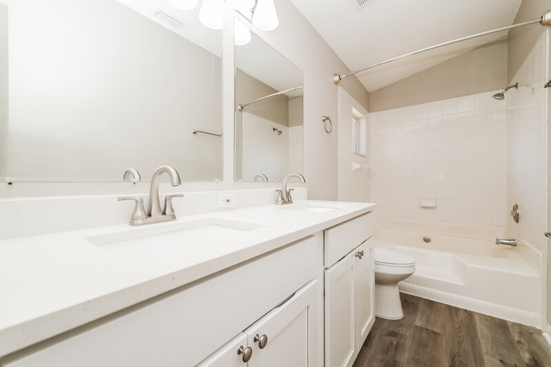 2,220/Mo, 416 Sangria Dr Valrico, FL 33594 Main Bathroom View