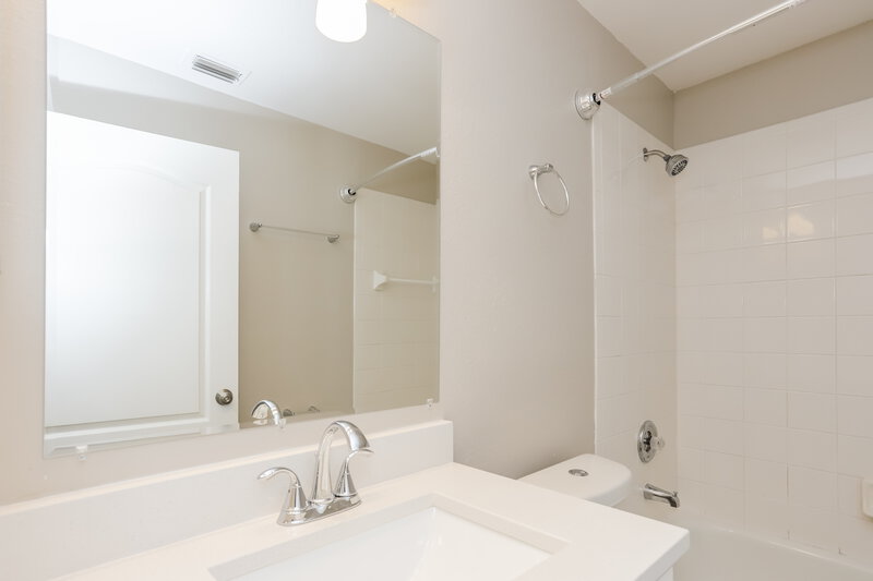 2,365/Mo, 416 Sangria Dr Valrico, FL 33594 Main Bathroom View
