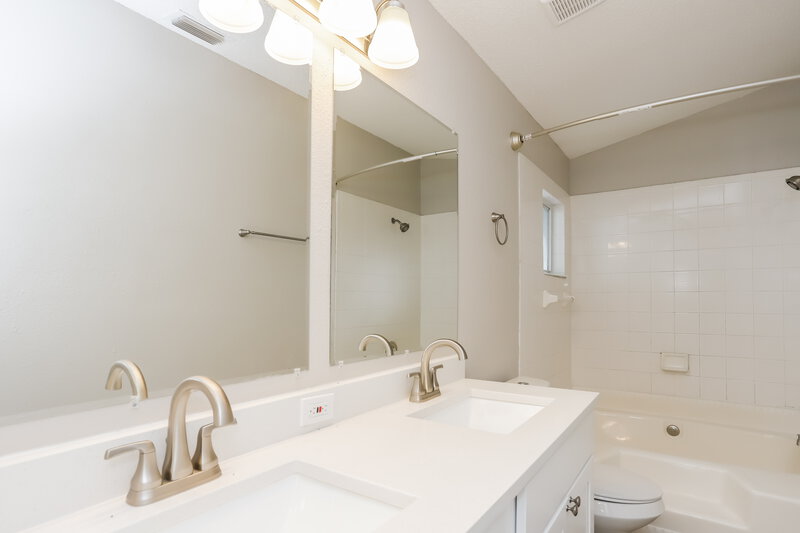 2,365/Mo, 416 Sangria Dr Valrico, FL 33594 Bathroom View