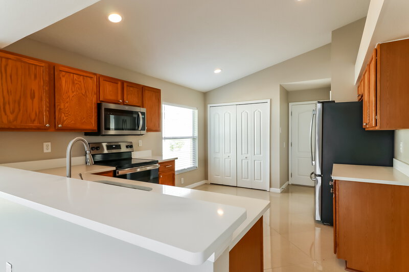 1,955/Mo, 7801 Merchantville Cir Zephyrhills, FL 33540 Kitchen View