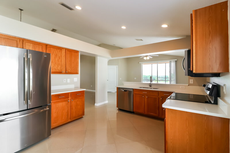 1,955/Mo, 7801 Merchantville Cir Zephyrhills, FL 33540 Kitchen View 2